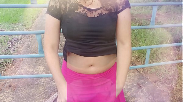 Spielen auf dem Bauernhof, eine echte Hausfrau, Schlampe Schlampe und ihr cuckolding Mann in der Wildnis