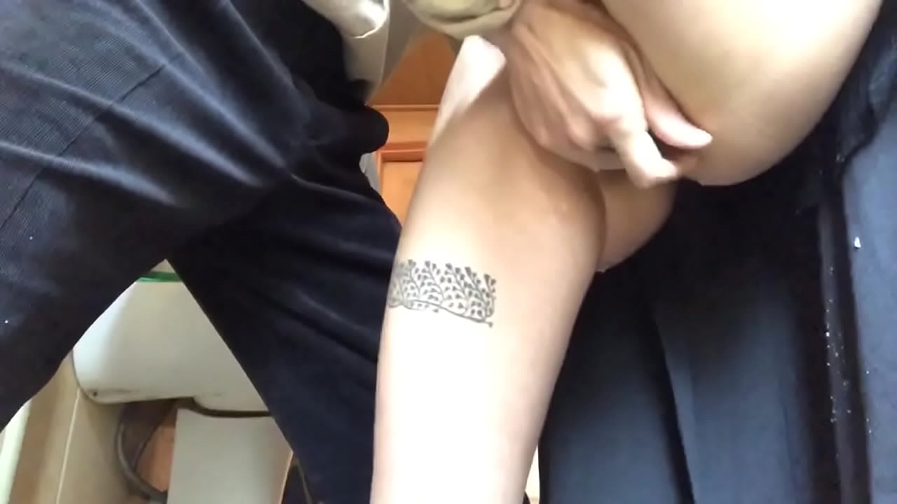 Squirt in der Schultoilette, ein echter Schaumorgasmus - mein Lehrer tat sein Bestes