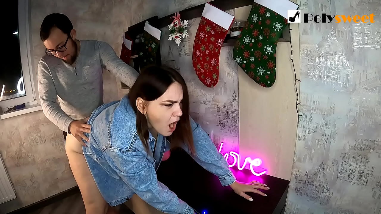 Der Kerl genoss es, ein hübsches Mädchen mit einem Pferdeschwanz mit seinem Mund und Schwanz in den Arsch zu ficken