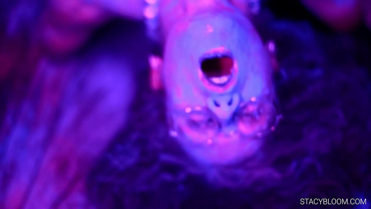 Baby masturbiert vor der Kamera und bringt sich selbst zum Orgasmus.