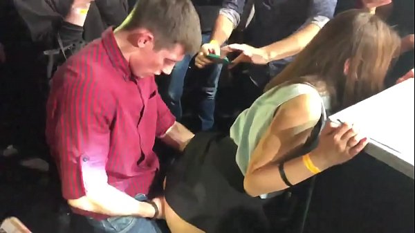 Echter Sex in einem russischen Nachtclub. 18-jährige russische Mädchen in den Anus und Vagina gefickt in einem Nachtclub