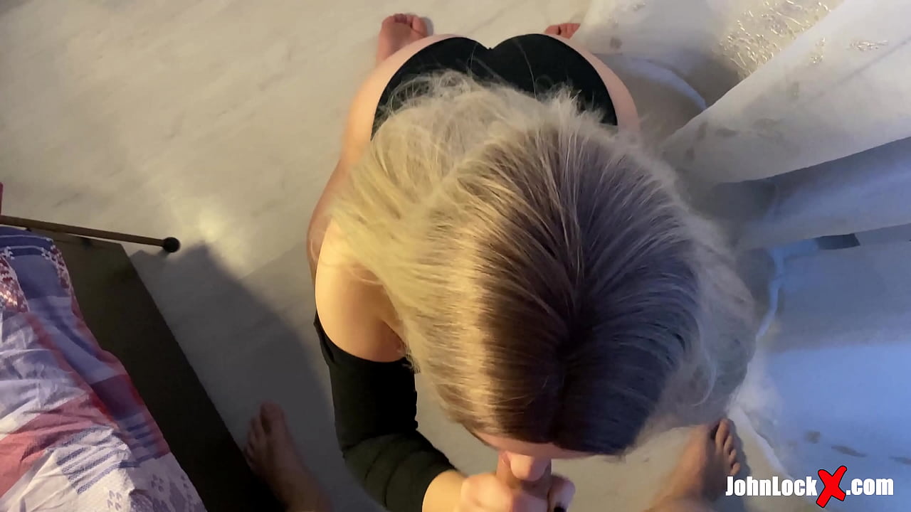 Rotschopf lutscht Schwanz und fickt, bekommt Sperma auf ihren Arsch